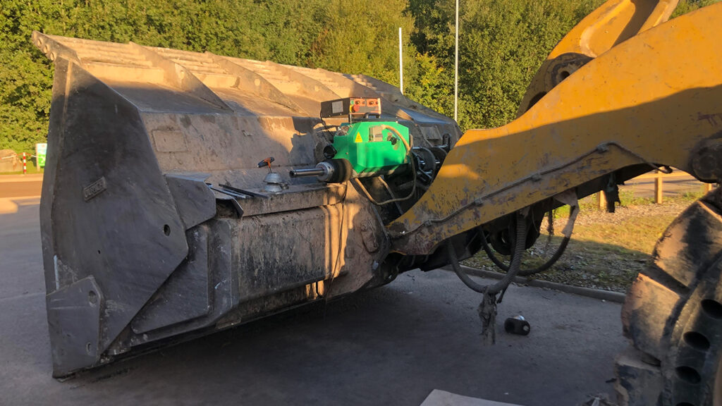 Foto di una Supercombinata che effettua un lavoro di alesatura su una benna