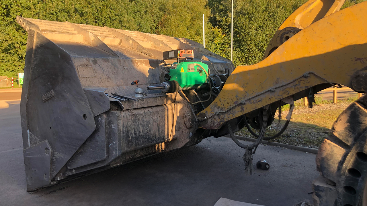 Foto di una Supercombinata che effettua un lavoro di alesatura su una benna